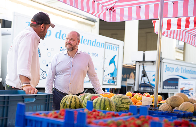OB Ziemons auf dem Wochenmarkt